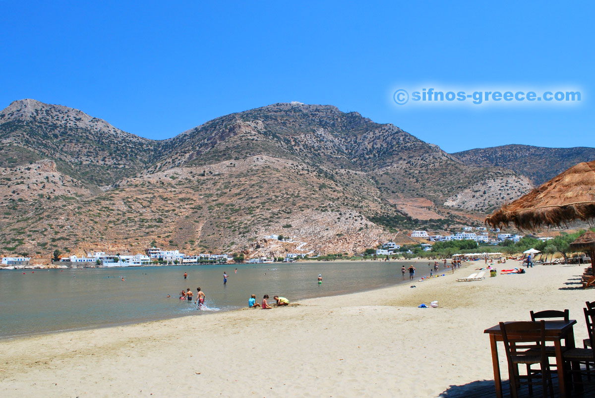 La spiaggia di sabbia a Kamares