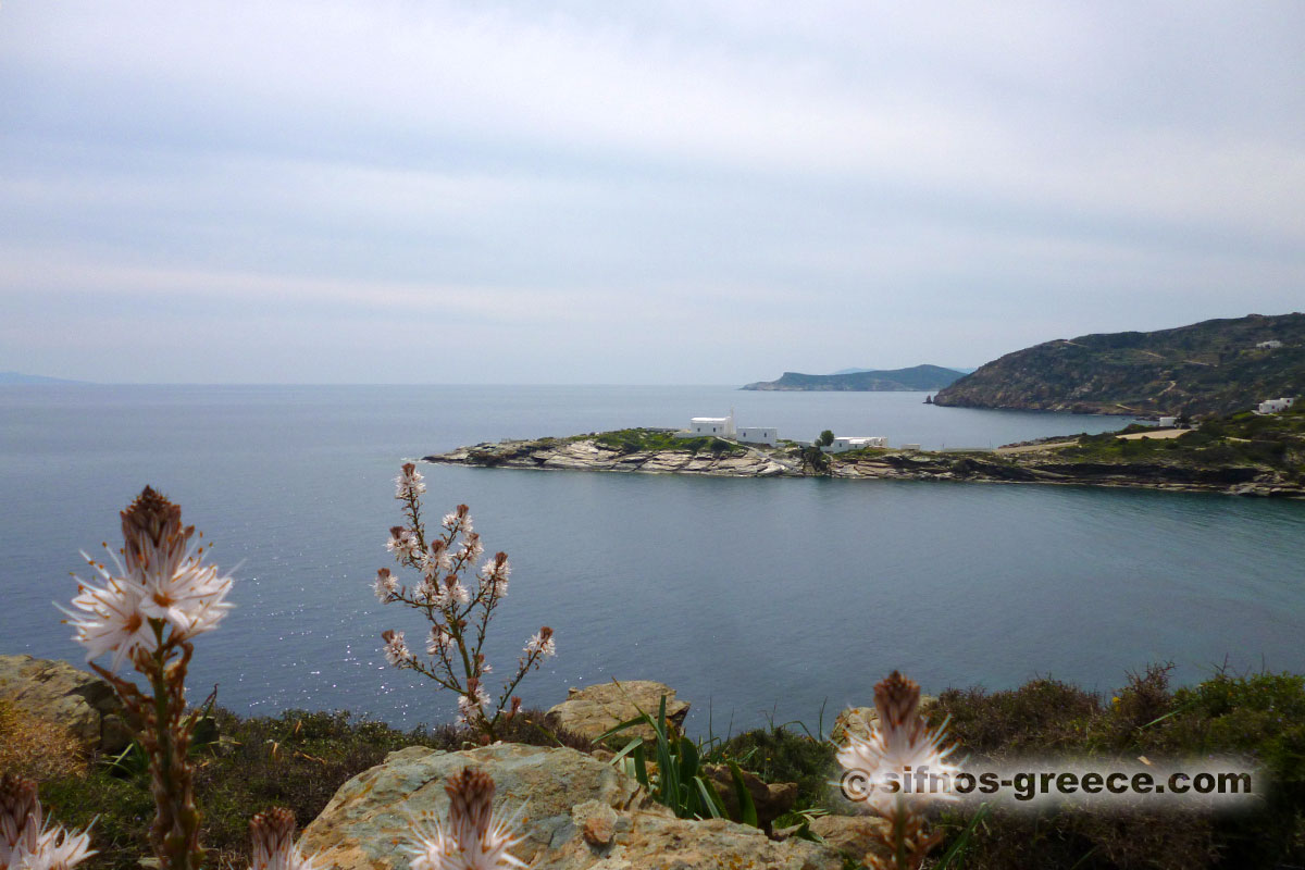 La chiesa di Chrissopigi con le nuvole