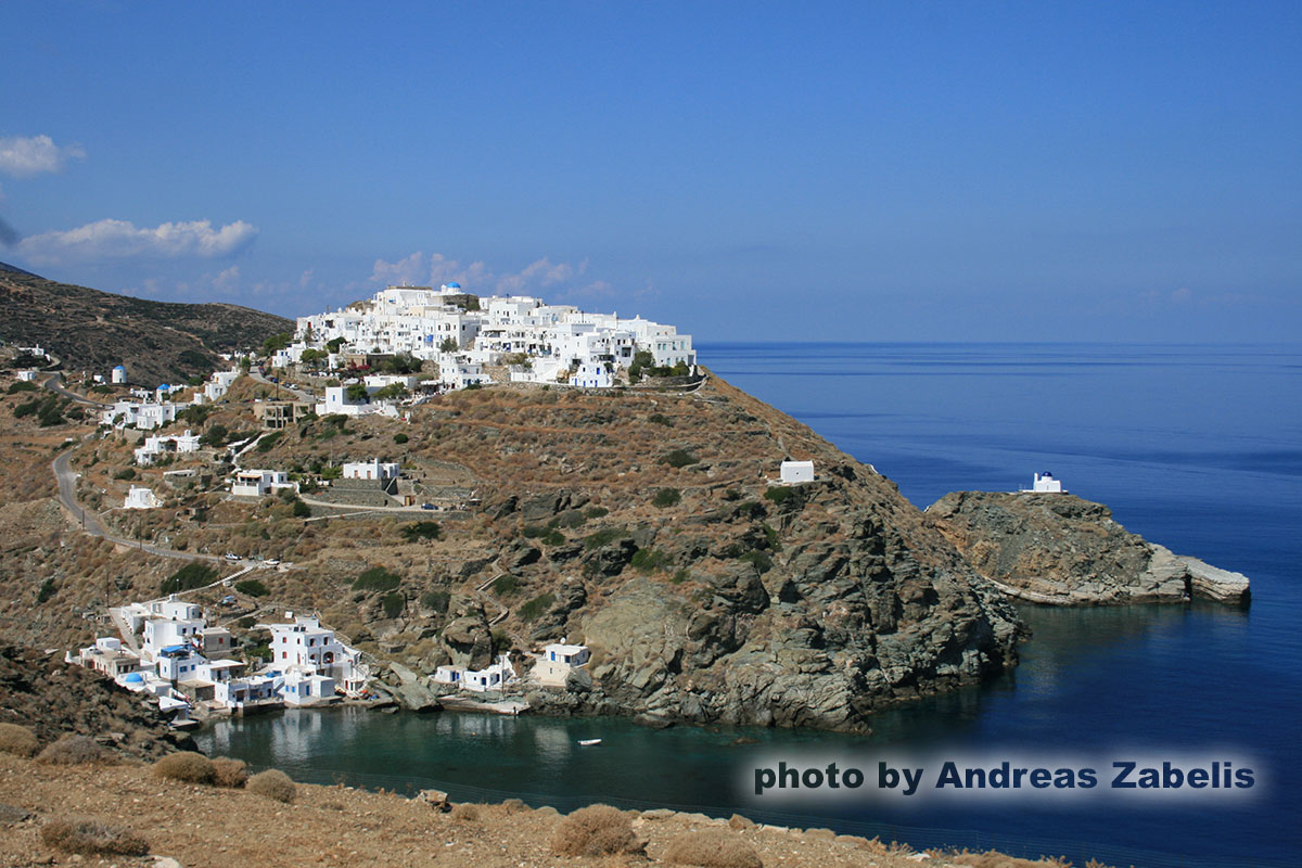 Il villaggio di Kastro e l'antico porto di Seralia