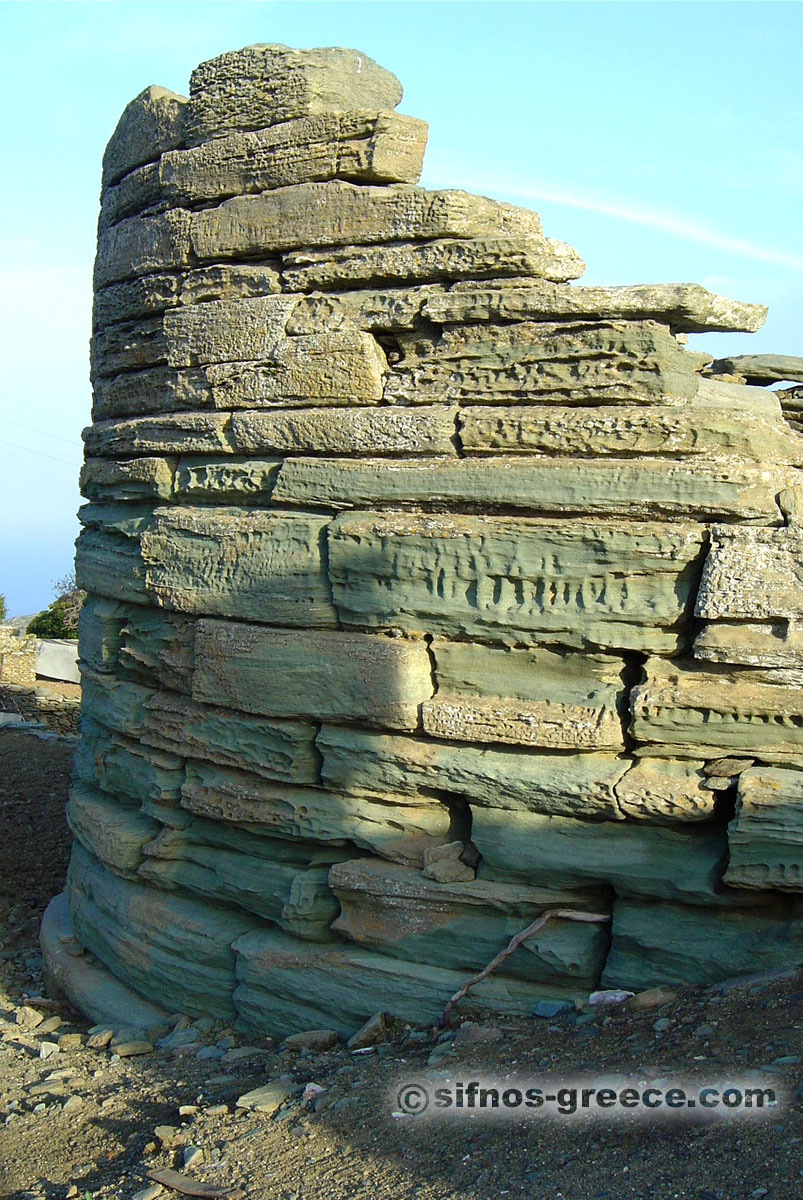 La torre nera al villaggio Exabela di Sifnos