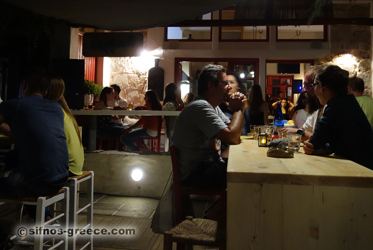 Avendo un drink al Kamares