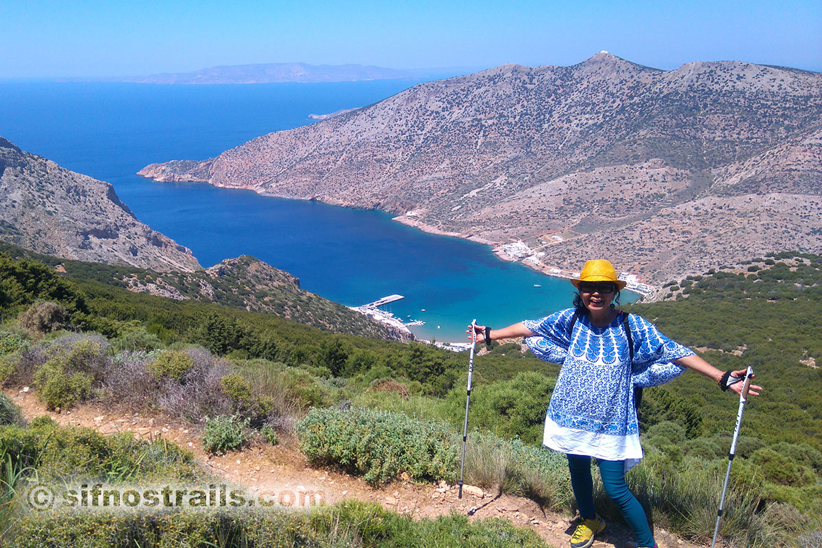 Suh Myong Sook passeggiate nei sentieri di Sifnos
