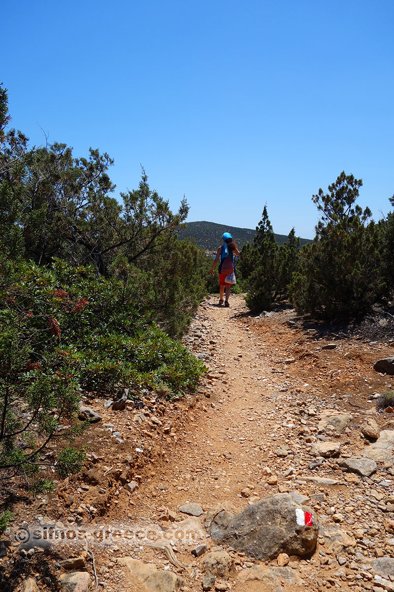 Firma dei sentieri con il rosso-biancoο
