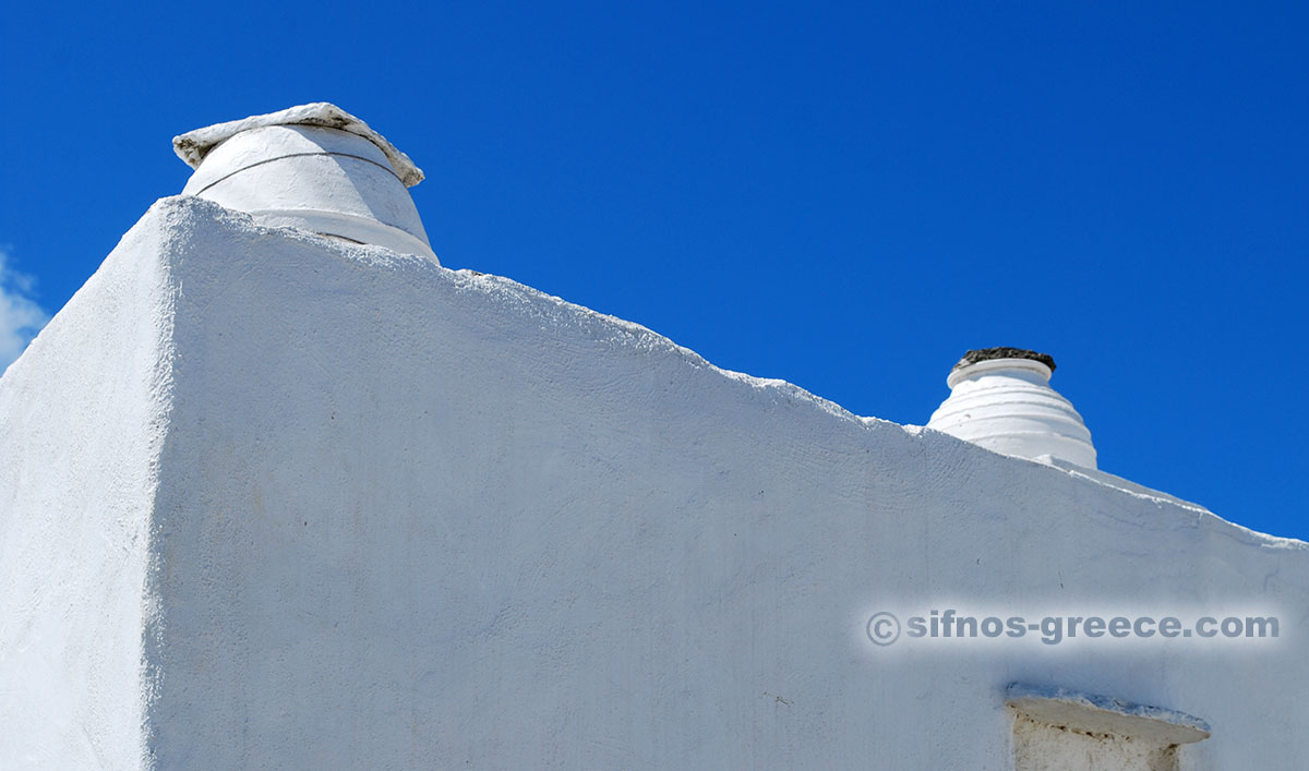 Camini in ceramica nel villaggio di Artemonas